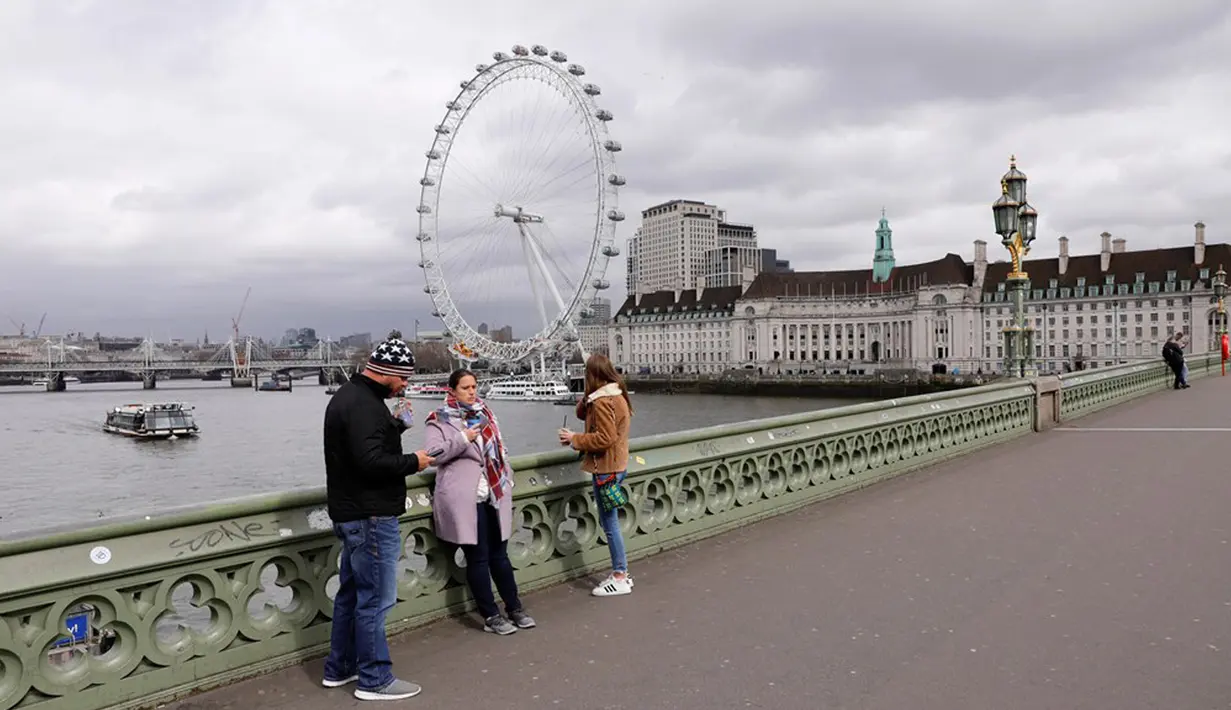 Pemandangan Jembatan Westminster dan London Eye di London, Inggris (18/3/2020). PM Inggris Boris Johnson mengatakan seluruh sekolah akan ditutup mulai Jumat (20/3) setelah otoritas kesehatan mengonfirmasi total 2.626 kasus infeksi COVID-19 dan 104 kematian. (Xinhua/Tim Ireland)