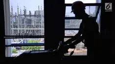 Petugas sedang membersihkan area di PLTGU Muara Karang, Jakarta, Rabu (21/3). ISS Indonesia memberikan layanan industrial cleaning kepada PT Pembangkitan Jawa Bali (PJB) Unit Pembangkit Muara Karang sejak awal 2016 . (Liputan6.com/Angga Yuniar)