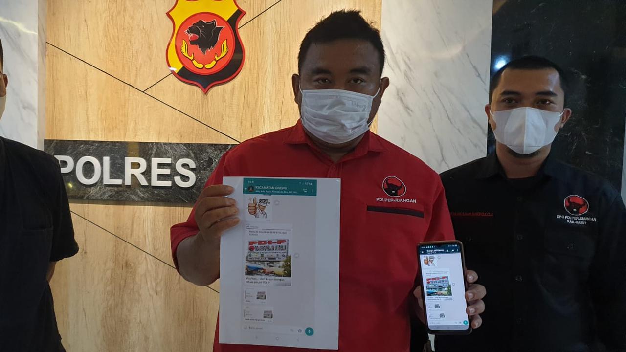 Ketua DPC PDI-Perjuangan Kabupaten Garut Yudha Puja Turnawan, menunjukan bukti penyebaran postingan hoaks yang dilakukan ASN Garut dalam pelaporan di Mapolre Garut, Ahad (17/4/2022) malam