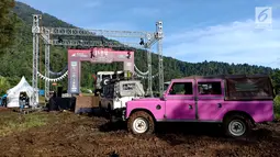 Pemilik dan pecinta Land Rover yang tergabung ILRU ketika menggelar kamping bersama di kaki Gunung Gede Pangrango, Bogor, Jawa Barat, Sabtu (22/12). Kegiatan yang dimulai sejak tahun 2012 diikuti sekitar 800 mobil se Indonesia. (Liputan6.com/Pool/ILRU)