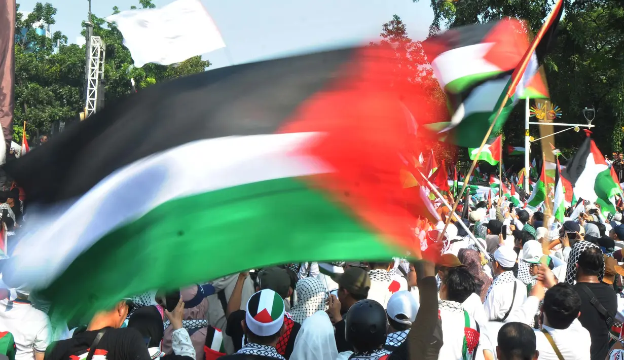 Massa aksi pendukung Palestina melakukan unjuk rasa di depan gedung Kedutaan Besar Amerika Serikat di Jakarta, Sabtu (3/8/2024). (merdeka.com/Imam Buhori)