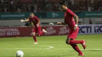 Striker Timnas Indonesia, Dedik Setiawan, mengontrol bola saat melawan Mauritius pada laga uji coba di Stadion Wibawa Mukti, Jawa Barat, Selasa (11/9/2018). Indonesia menang 1-0 atas Mauritius. (Bola.com/Vitalis Trisna)