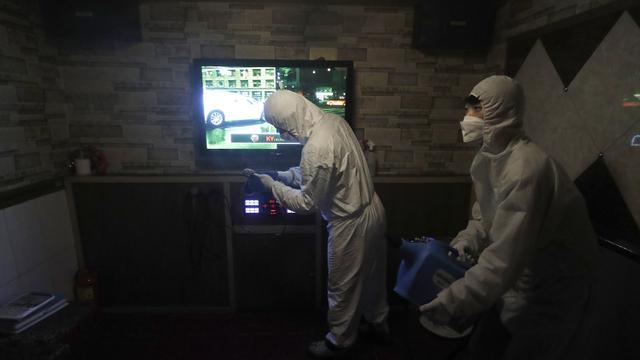 Cegah COVID-19, Tempat Karaoke di Korsel Disemprot Disinfektan