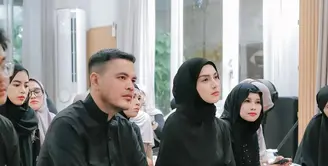 Irish Bella menyambut bulan suci Ramadan dengan penuh antusias. Menjelang datangnya bulan penuh berkah ini, aktris berusia 28 tahun tersebut menggelar pengajian bersama suaminya. [@_irishbella_].