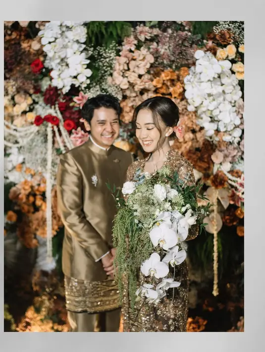 Tak ketinggalan, aksesori dari @adellejewellery seperti kalung dan anting berkilau memberikan sentuhan akhir yang mempermanis seluruh look-nya. Penampilan Raissa benar-benar merepresentasikan kecantikan modern yang tetap menghormati nilai-nilai tradisi.  [@raissarmdhn].