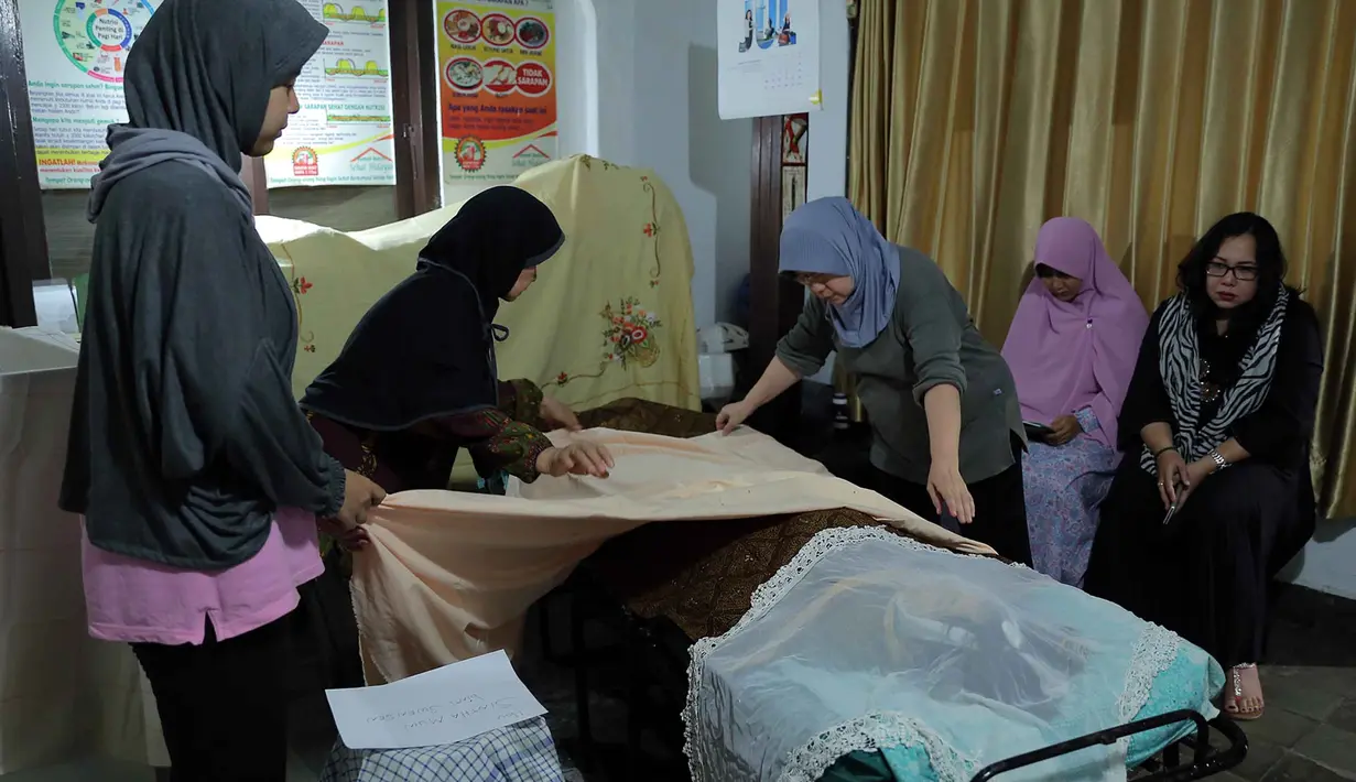 Shinta Muin menikah dengan Abdul Muin dikaruniai tiga orang anak. Dua anaknya terlebih dulu meninggal dunia. Sedangkan yang satu lagi sedang menghadiri acara pernikahan di Surabaya. (Deki Prayoga/Bintang.com)