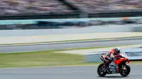 Pembalap Spanyol dari tim Ducati, Jorge Lorenzo melaju kencang saat balapan MotoGP Catalunya di Sirkuit Catalunya di Montmelo, (17/6). Pembalap Jorge Lorenzo finis diurutan pertama dengan catatan waktu 40 menit 13,566 detik. (AFP PHOTO / Josep Lago)