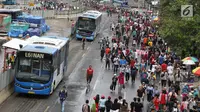 Bus Transjakarta melintasi Jalan Jendral Sudirman dan MH Thamrin ketika pelaksanaan car free day (CFD) di Jakarta, Minggu (11/2). Warga berolahraga atau sekadar berjalan-jalan di hari bebas kendaraan tersebut. (Liputan6.com/Immanuel Antonius)