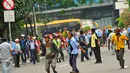 Aksi lempar batu antara sopir taksi yang melakukan unjuk rasa dan pengemudi ojek online terjadi di kawasan Sudirman, Jakarta, Selasa (22/3). Aksi itu pecah saat pengunjuk rasa mendapat perlawan dari pengemudi ojek online (Liputan6.com/Faisal R Syam)