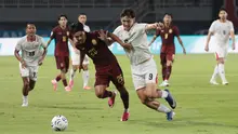 Pemain Timnas Indonesia, Beckham Putra dan Mitchell Baker, saat berduel melawan pemain Timnas Kamboja pada laga Grup A Piala AFF 2026 di Stadion Pakansari, Bogor, Senin (27-7-2026). (Kapanlagi.com/Budy Santoso)