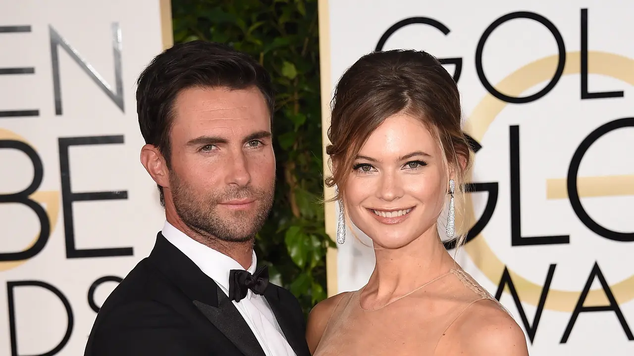 Deretan Foto Adam Levine dan Behati Prinsloo yang Penuh Kemesraan