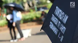 Aktivis melaksanakan aksi kamisan perdana di tahun 2019 di depan Istana Negara, Jakarta, Kamis (3/1). Mereka meminta pemerintah menyelesaikan kasus pelanggaran HAM masa lalu. (Liputan6.com/Helmi Fithriansyah)