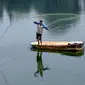 Warga sekitar Situ Gintung mencari ikan Nila, Mujahir, Gabus mengunakan jaring dan jala di cirendeu, Ciputat Timur, Tangerang Selatan, Banten, Kamis (13/8/2020). Selain dimanfaatkan warga mencari ikan Situ Gintung juga sebagai objek wisata ekonomis. (merdeka.com/Dwi Narwoko)