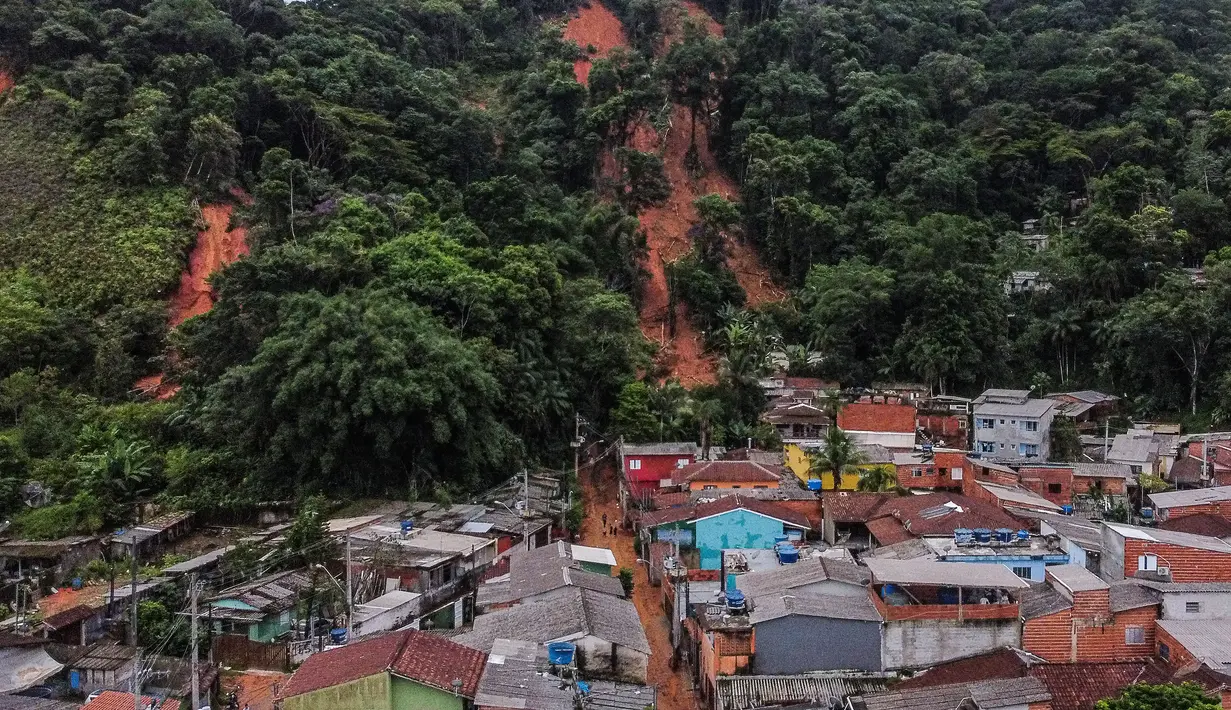 Pemandangan udara menunjukkan tanah longsor setelah hujan deras di distrik Juquehy di Sao Sebastiao, negara bagian Sao Paulo, Brasil (20/2/2023). Kota-kota seperti Sao Sebastiao, Ubatuba, Ilhabela dan Bertioga menjadi wilayah yang terdampak paling parah, dan kini berada di bawah status bencana. (AFP/Nelson Almeida)