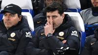 Pelatih Chelsea, Mauricio Pochettino, tampak serius mengamati permainan anak asuhnya saat melawan melawan Leeds United dalam duel putaran kelima FA Cup 2023/2024 di Stadion, Kamis (29/2/2024). The Blues menang tipis dengan skor 3-2. (AFP/Glyn Kirk)