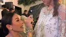 Dalam sebuah unggahan, tampak Nikita dan Azizah yang sedang ngobrol. Selebgram yang disapa Zize itu hanya terdiam dan memperhatikan setiap omongan Nikita Mirzani. Mail Syahputra yang mengunggah momen itu pun menuliskan, "Dikasih petuah dia." (Liputan6.com/IG/@mailsyahputra)