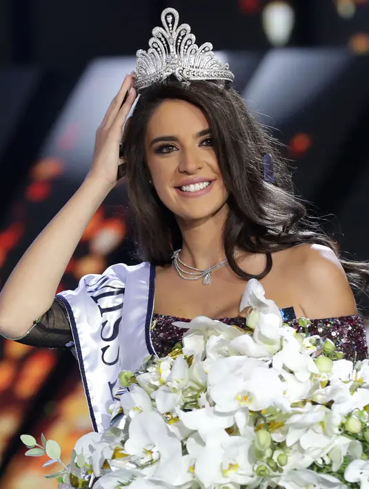 Perla Helou tersenyum sambil memegangi mahkota Miss Lebanon 2017 di Casino Du Liban di Jounieh, Beirut, (24/9). Perla Helou mengalahkan 14 kontestan lainnya untuk menggantikan Miss Lebanon 2016, Sandy Tabet. (AFP Photo/Anwar Amro)