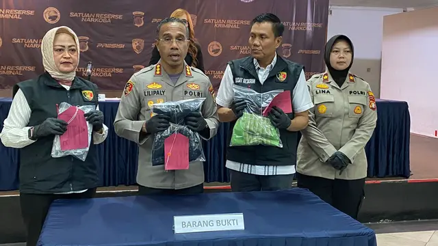 Polres Metro Jakarta Timur menggelar konferensi pers pengungkapan kasus tindak pidana asusila yang melibatkan tujuh santri di pesantren Jakarta Timur.
