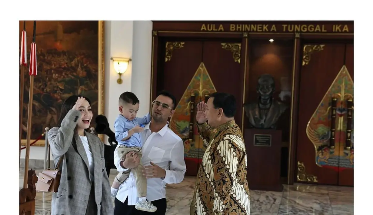 Sling bag cokelat jadi sentuhan klasik pada penampilan Nagita Slavina [@raffinagita1717]