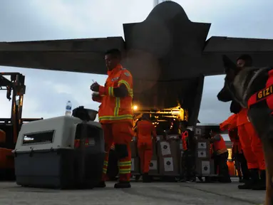 Petugas memasukkan logistik bantuan untuk korban gempa bumi Turki ke dalam pesawat Hercules C-130 TNI AU di Lanud Halim Perdanakusuma, Jakarta, Sabtu (11/2/2023). TNI Angkatan Udara menyiapkan dua pesawat yaitu jenis Boeng 737 dan pesawat Hercules C-130 yang akan mengangkut logistik dan petugas untuk membantu proses operasi SAR korban gempa di Turki. (merdeka.com/Imam Buhori)