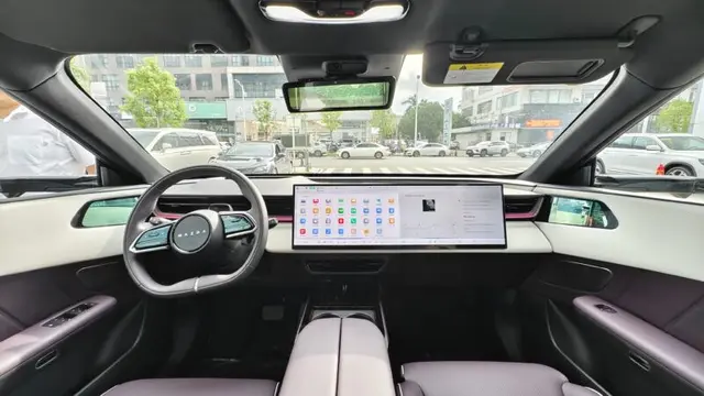 Interior futuristis Mazda EZ-60 dengan layar 26 inci beresolusi 5K dan kursi zero-gravity (Carnewschina)