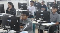 Berbeda dari sebelumnya, UTBK 2025 hanya digelar satu gelombang dengan 20 sesi reguler (sesi 1–sesi 20) dan 3 sesi tambahan (sesi 21–sesi 23) yang hanya dilaksanakan di beberapa Pusat UTBK. (merdeka.com/Arie Basuki)