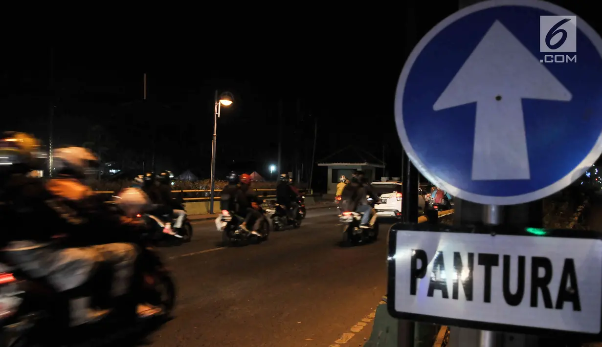 Pemudik sepeda motor melintasi ruas jalan Kalimalang, Bekasi, Jawa Barat, Minggu (2/7) malam. Memasuki malam H-3 jelang Lebaran, ribuan pemudik sepeda motor mendominasi jalur Kalimalang arah Jalur Pantura untuk menuju ke sejumlah kota di Jawa Barat dan Jawa Tengah. (merdeka.com/Iqbal S. Nugroho)