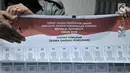 Petugas Komisi Pemilihan Umum (KPU) memperkenalkan contoh lima surat suara Pemilu 2019 di Gedung KPU, Jakarta, Senin (10/12). KPU memperkenalkan contoh lima surat suara yang akan digunakan dalam Pemilu 2019. (Merdeka.com/Iqbal Nugroho)