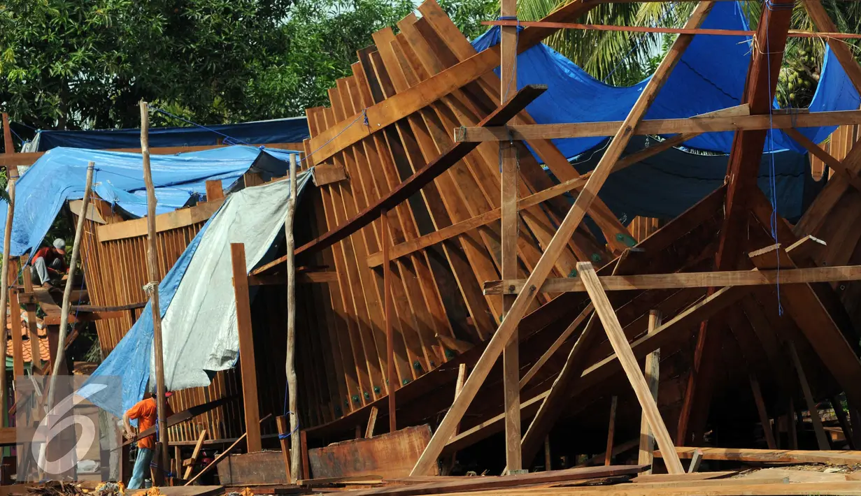 Pekerja menyelesaikan pembuatan perahu di Desa Balongan, Indramayu, Jawa Barat, Jumat (15/1/2016). Mereka membuat kapal jaring bermuatan 50 ton dengan menggunakan kayu Merbau dengan harga mencapai lima miliar rupiah. (Liputan6.com/Helmi Afandi)