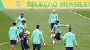 Penyerang Brasil, Vinicius Junior (kanan) bersama rekan setimnya menghadiri sesi latihan menjelang pertandingan sepak bola FIFA Matchday melawan Spanyol di tempat latihan Ciudad Real Madrid di Valdebebas pinggiran kota Madrid, pada tanggal 25 Maret 2024. (Pierre-Philippe MARCOU/AFP)