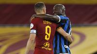 Pemain Inter Milan, Romelu Lukaku, berbincang dengan pemain AS Roma, Edin Dzeko, pada laga Serie A di Stadion Olympic, Roma, Minggu (19/7/2020). Kedua tim bermain imbang 2-2. (AP/Riccardo De Luca)