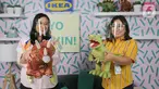 Psikolog Anak dan Mental Health Advocate Anastasia Satriyo dan Country Marketing Manager IKEA Indonesia Dyah Fitrisally menunjukkan boneka koleksi SAGOSKATT pada kampanye Ayo Main di Jakarta, Rabu (11/11/2020). Kampanye berfokus pada hak bermain dan pengembangan diri anak.(Liputan6.com/Fery Pradolo)