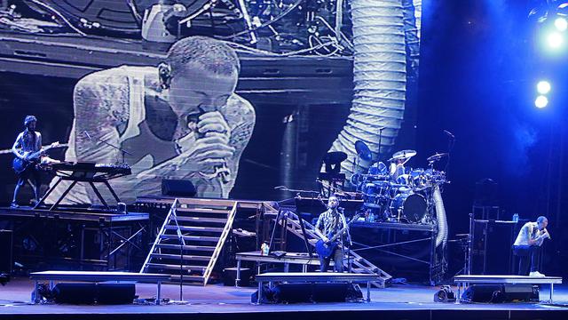 Aksi Panggung Chester Bennington