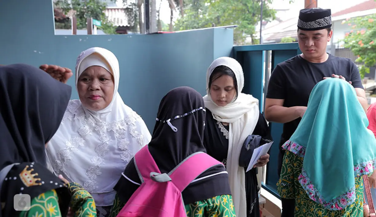 Selain itu, Billy juga membagikan sebagian rezeki yang telah didapatkan selama ini  kepada anak-anak yatim tersebut. (Deki Prayoga/Bintang.com)