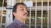 Tangkapan layar video Roy Suryo bersama sejumlah rekannya mendatangi makam almarhumah Sujiati, ibunda Presiden ke-7 RI Joko Widodo. (Liputan6.com/ Dok Youtube Refly Harun)