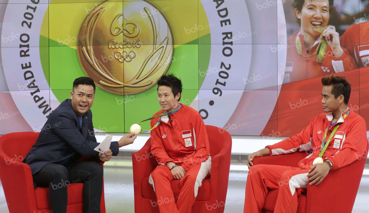 Peraih medali emas bulutangkis Olimpiade Rio 2016, Liliyana Natsir dan Tontowi Ahmad (kanan), saat hadir dalam acara Liputan 6 SCTV di Studio SCTV, SCTV Tower, Jakarta, Kamis (25/8/2016). (Bola.com/Arief Bagus)