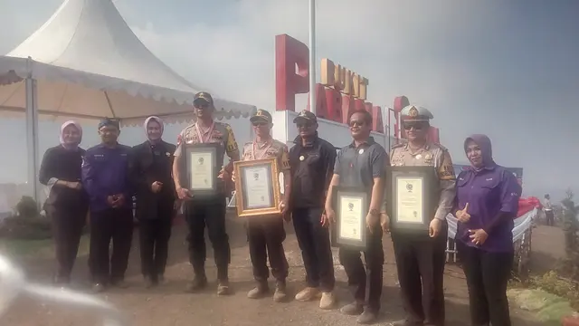 Kapolda Jabar Irjen Po. Rudy Sufahriadi bersama Kapolres Garut AKBP Budi Satria Wiguna, menunjukan piagam rekor dunia baru penerbangan paralayang dan gantole versi RHR