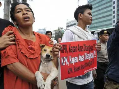 Pengunjuk rasa meninggalkan gedung KPK setelah diusir dengan kekerasan oleh sejumlah orang yang diduga adalah pendukung Anas Urbaningrum, Jakarta Selatan, Kamis (26/4). Unjuk rasa itu mendesak KPK menggali lebih dalam Kasus Wisma Atlet dan menyeret pejabat Partai Demokrat yang diduga terlibat seperti Anas dan Angie. (Antara)