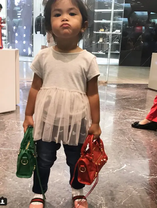 Sebagai seorang ibu, Olla berhak menentukan masa depan anaknya. Ia menuturkan tak menyarankan anak laki-lakinya untuk menggeluti dunia entertainment, namun ia membolehkan anak perempuannya. (Instagram/ollaramlanaufar)