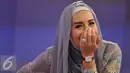 Shinta Bachir tampil mengenakan hijab saat menghadiri acara Dear Haters di SCTV Tower, Jakarta, Kamis (16/6/2016). Kerap tampil seksi membuat imej seksi melekat pada dirinya. (Liputan6.com/Gempur M Surya)