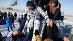 Tim penyelamat antariksa Rusia membantu kosmonot Rusia Sergey Ryazanskiy sesaat setelah pendaratan kapsul Soyuz MS-05 di Kazakhstan (14/12). (AP/ Dmitri Lovetsky/Pool)