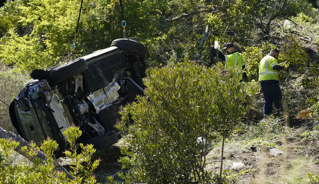 Dikutip dari ESPN, jalan dua jalur yang dilalui mobil SUV Woods berbelok-belok dan memiliki turunan yang curam. (Foto: AP/Marcio Jose Sanchez)