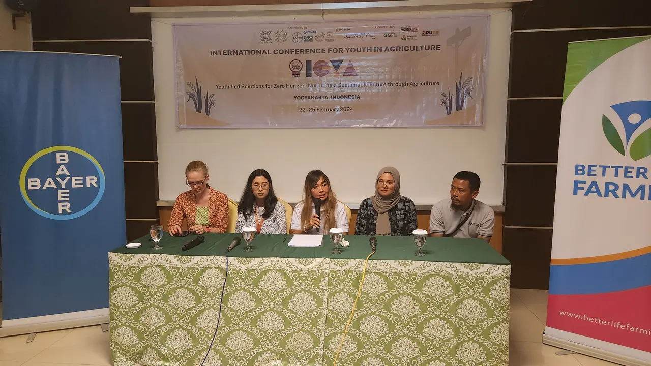 Head of Communications, Public Affairs, Science & Sustainability, Bayer Indonesia, Laksmi Prasvita (tengah) usai mengikuti kegiatan ICYA di Universitas Gadjah Mada, Yogyakarta. (Liputan6.com/Dicky Agung Prihanto)