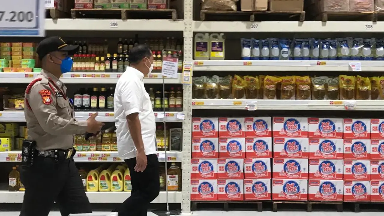 Menteri Perdagangan (Mendag) Muhammad Lutfi melakukan sidak minyak goreng di ritel modern