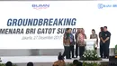 Menteri BUMN RI Rini Soemarno (ketiga kanan) saat saat groundbreaking gedung BRI di Gatot subroto, Jakarta, Rabu (27/12). Gedung tersebut diberi nama Menara BRI Gatot Subroto, dan akan rampung pada tahun 2020 mendatang. (Liputan6.com/Angga Yuniar)