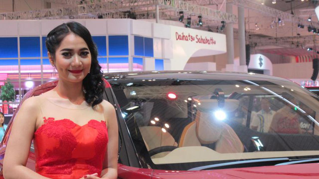 Senyum Manis Para Model GIIAS 2015 