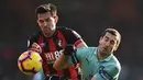 Aksi Henrikh Mkhitaryan berduel dengan pemain Bournemouth, Charlie Daniels pada laga lanjutan Premier League yang berlangsung di stadion Dean Court, Inggris, Minggu (25/11).  Arsenal menang 2-1. (AFP/Glyn Kirk)