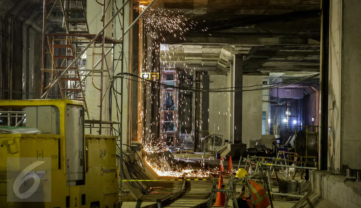 Pekerja mengelas besi beton untuk pembangunan MRT di Bundaran Hotel Indonesia (HI), Jakarta, Senin (20/3). Perubahan itu dikarenakan sebagian lahan milik PT KAI di Kampung Bandan sudah terikat kontrak dengan swasta. (Liputan6.com/Faizal Fanani)