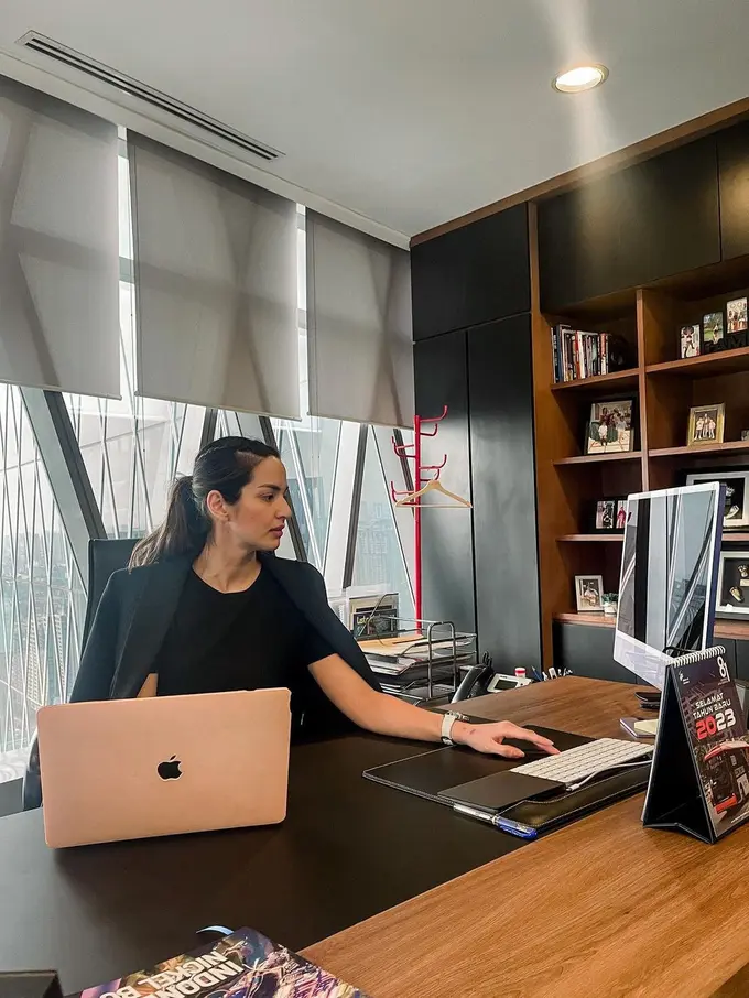 Nia Ramadhani sepeti Lady Boss (Instagram/ramadhaniabakrie)