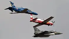 Pesawat Angkatan Udara India tampil pada hari pertama Aero India 2021 Airshow di Stasiun Angkatan Udara Yelahanka, Bangalore, India, Rabu (3/2/2021). Aero India 2021 merupakan pameran kedirgantaraan dan pertahanan utama negara di India. (Jewel SAMAD/AFP)